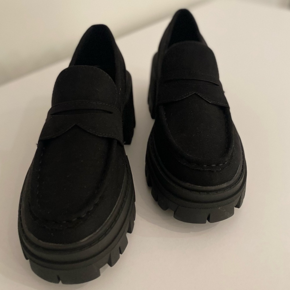 Chunky Lug Sole Loafers :: Black